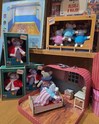 Třikrát HURÁ! 📦🐁 Přímo z Holandska k nám do knihkupectví dorazila VELKÁ zásilka plná krásných výrobků a plyšáčků z vašeho...