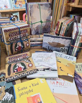 📚 Edice manamana – 48 biblických příběhů v praktickém menším formátu, který se pohodlně vejde do batůžku! 💫 Objevte s...